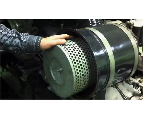 Замена масла и фильтров в тракторе: когда, зачем и как это делать правильно