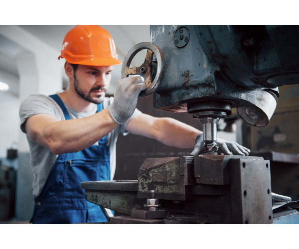 Токарные и фрезерные работы: в чем основные различия?